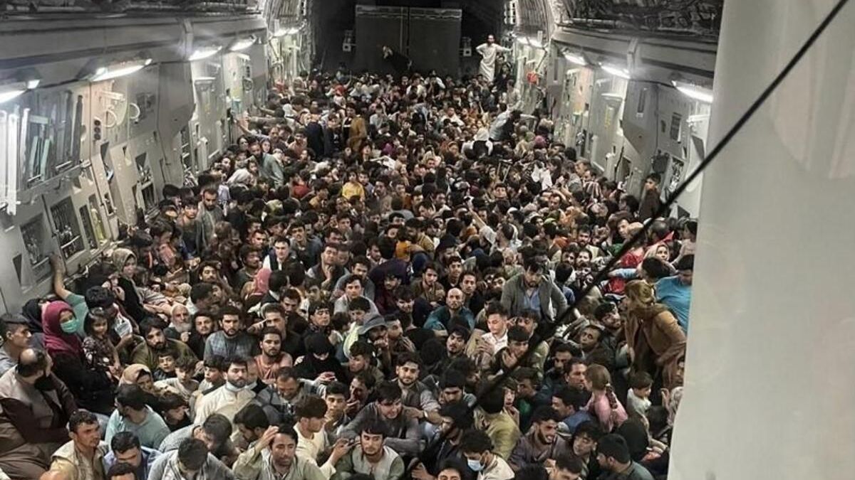 afeganistão avião lotado